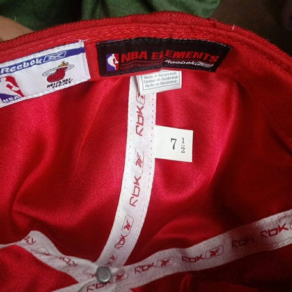 Fitted hat - Picture 3 of 3